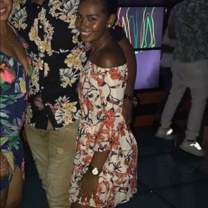 Off the shoulder Flouncy Sleeve